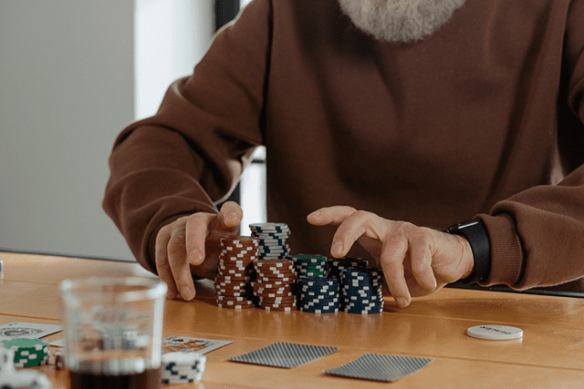 Kinh nghiệm chơi Poker bạn đừng bỏ qua vì nó sẽ giúp bạn đánh bại đối thủ dễ hơn Kinh nghiem choi Poker ban dung bo qua vi no se giup ban danh bai doi thu de hon