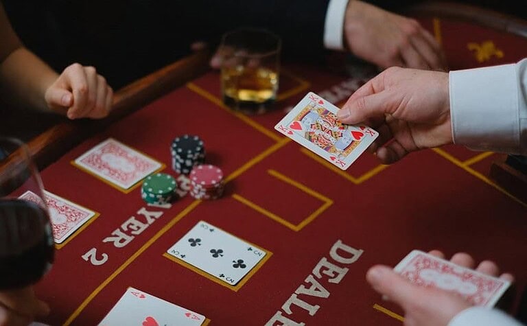 Tìm hiểu luật chơi blackjack dễ hiểu giúp người mới không thua sớm